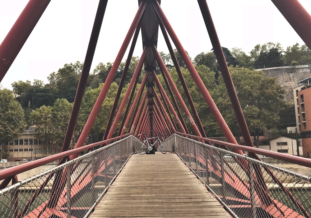 Puente de metal rojo