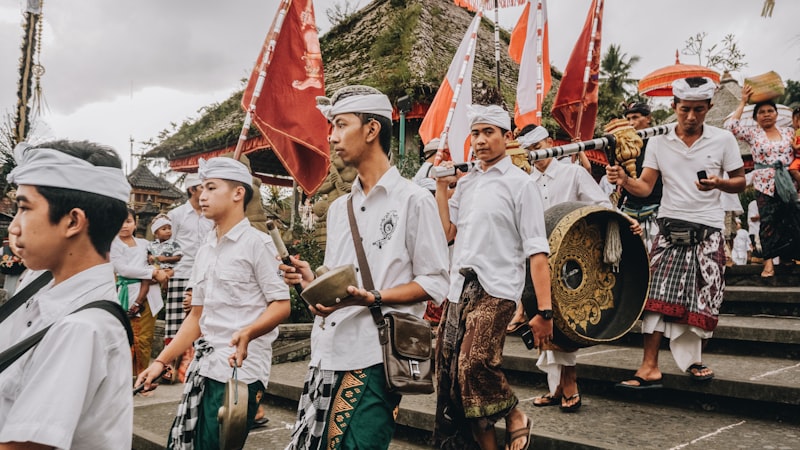 Warga merayakan festival budaya tradisional di sebuah desa wisata