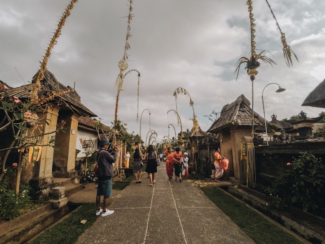Деревня бали. Penglipuran Village Bali. Бали деревня Индонезийская. Кальянгрик Индонезия деревня. Деревня Труньян мертвых Бали.