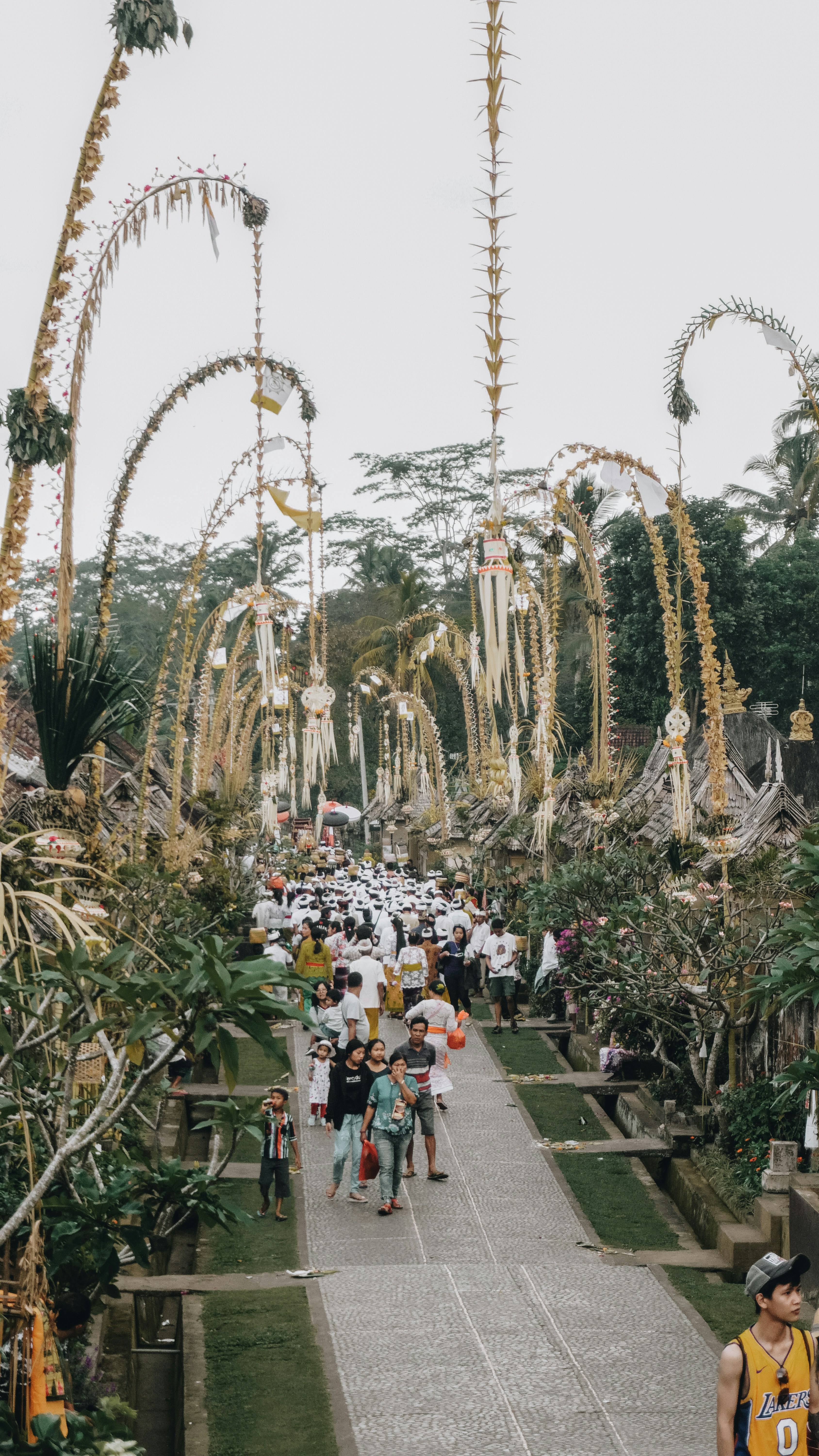 Menschen, die auf der Straße gehen