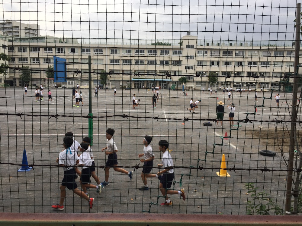 groupe d’enfants se couchant sur le sol