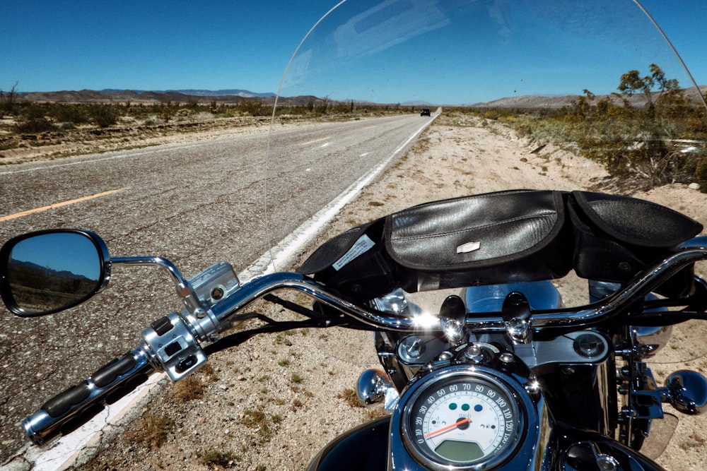 motocicleta de turismo al lado de la carretera agrícola