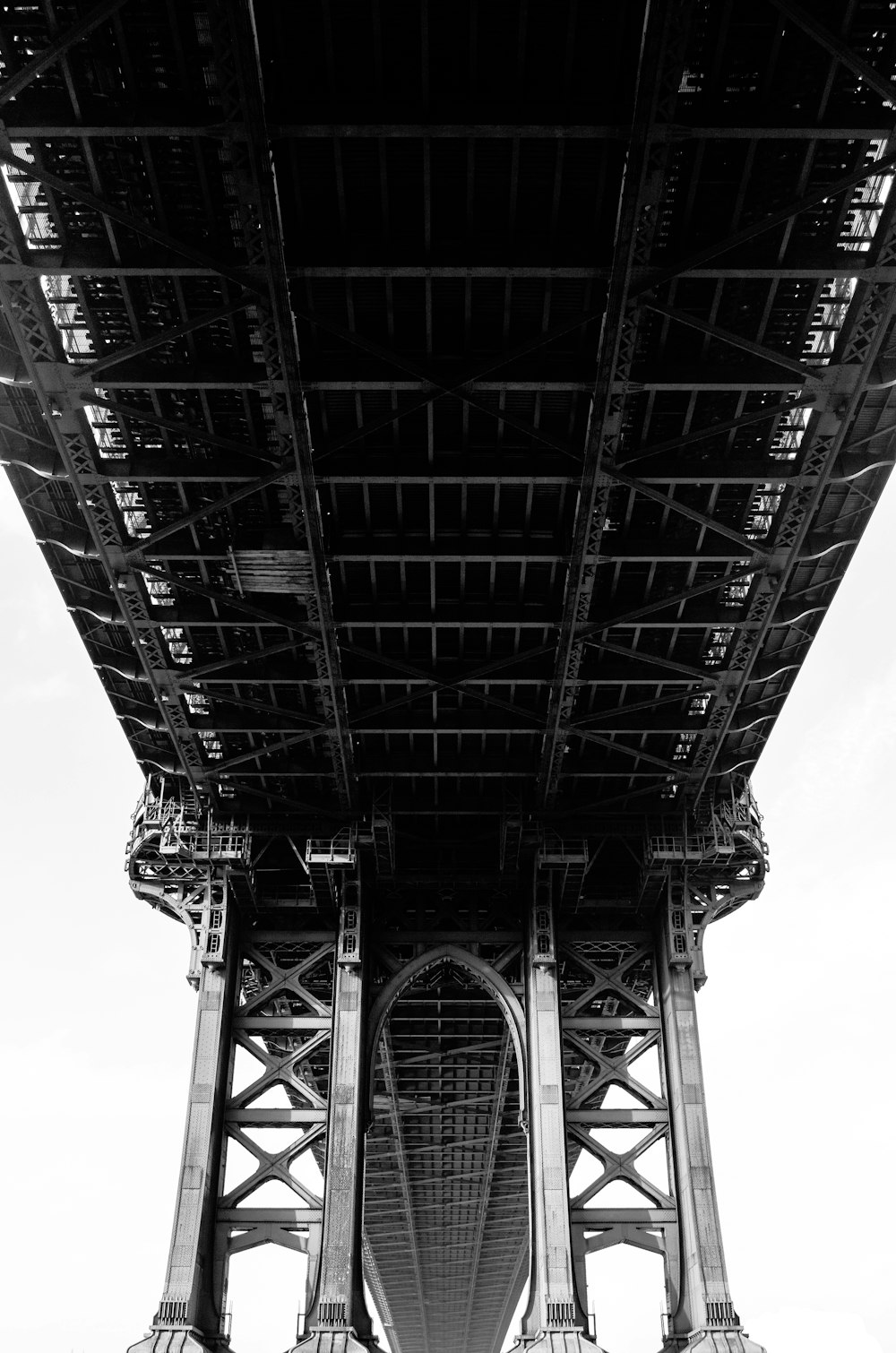 Fotografía en escala de grises de un puente colgante