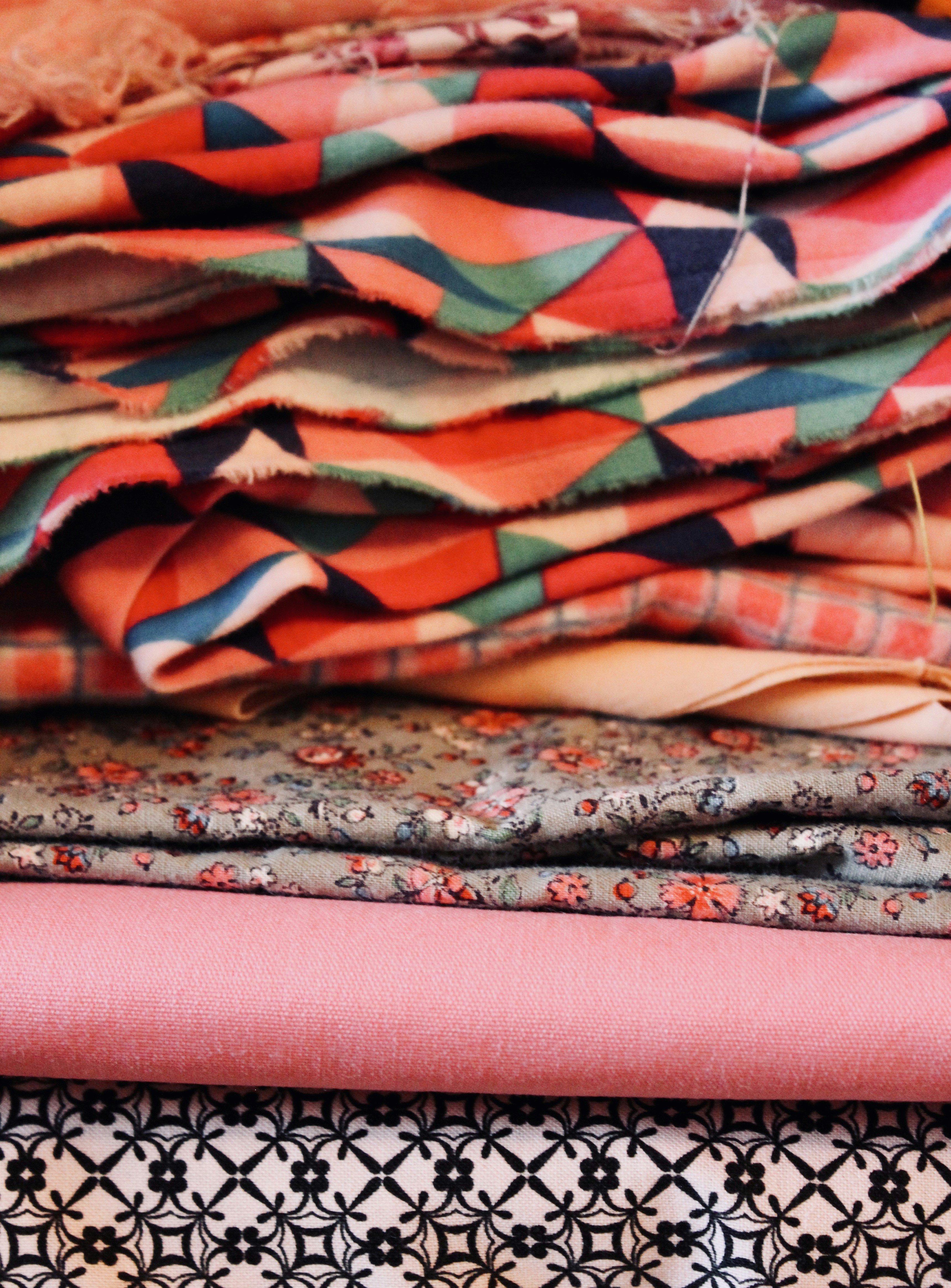 Vêtement rouge et turquoise