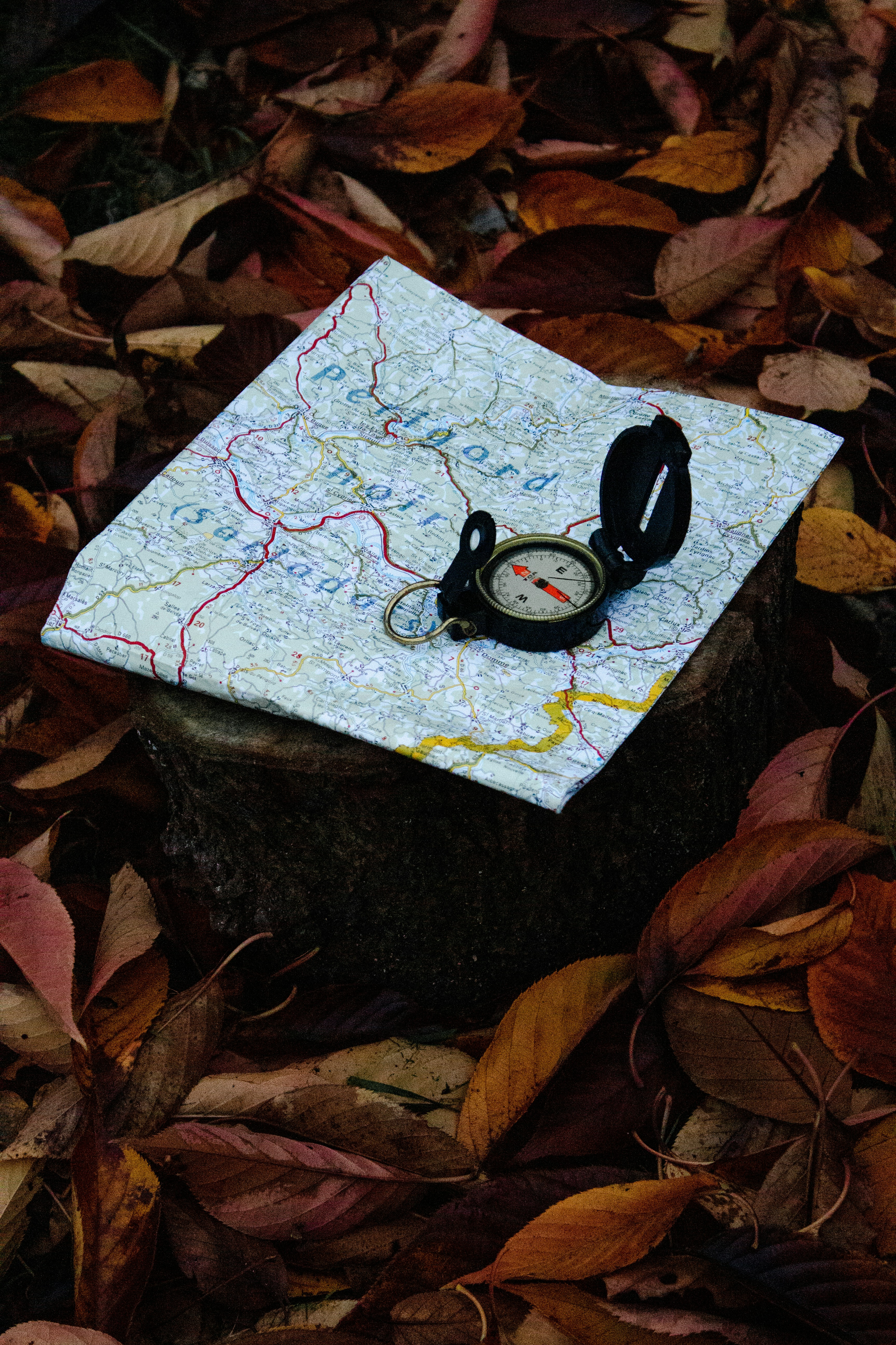 Compass on topographic map, ilustrasi artikel Lost No More: The Ultimate Guide to Navigating with a Map and Compass 4