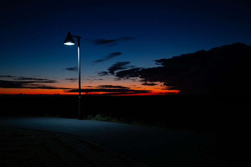 lampe d’extérieur allumée pendant la nuit