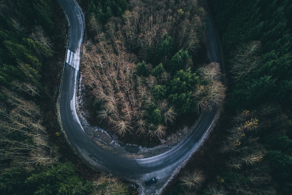 Photographie aérienne d’une route courbe