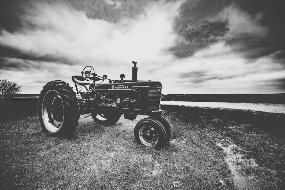 Photo en niveaux de gris d’un tracteur