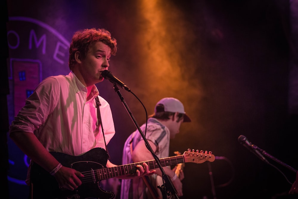 dois homens se apresentando no palco