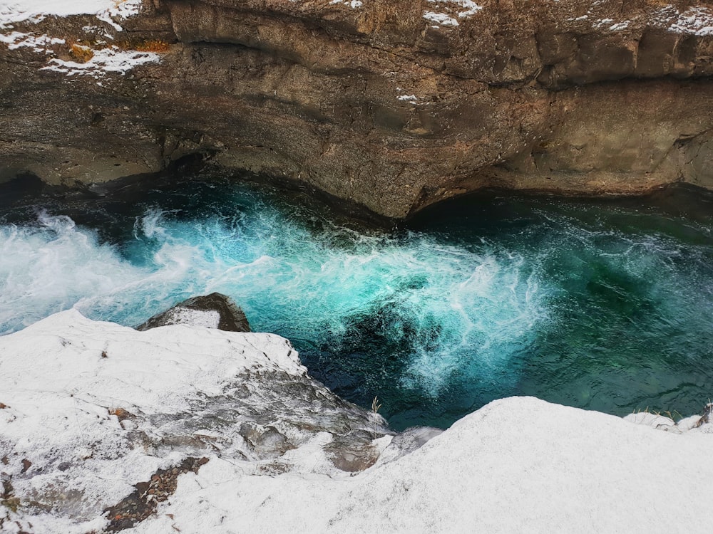 Rivière entre les terres