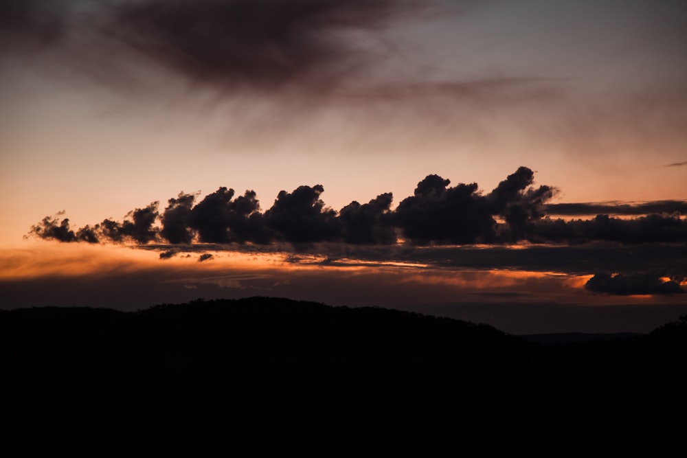 Hochwinkelfotografie von Wolken und Bergen