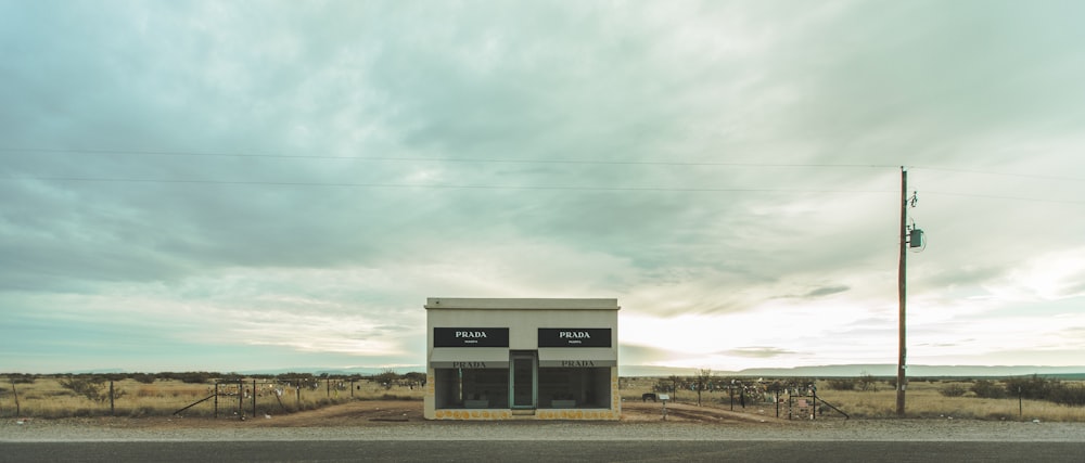 Tienda de Prada en el desierto