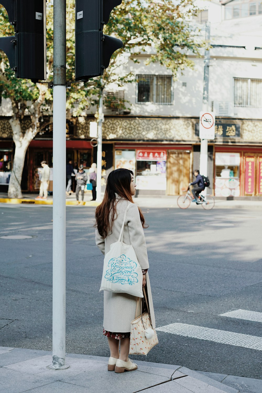 mujer a punto de cruzar en un paso de peatones