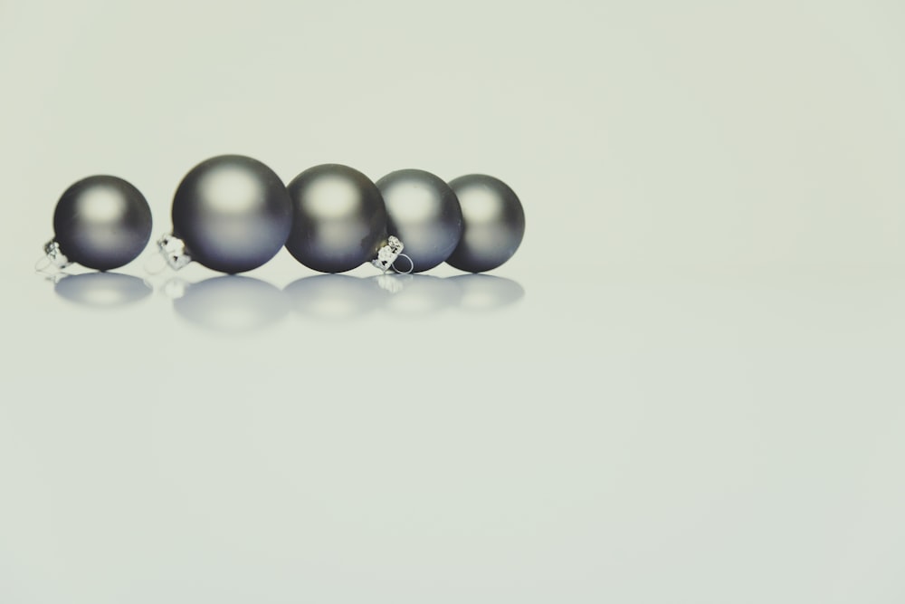 Cinq boules grises