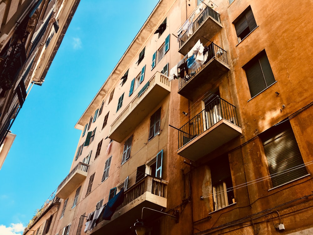 Vêtements accrochés à un faux balcon