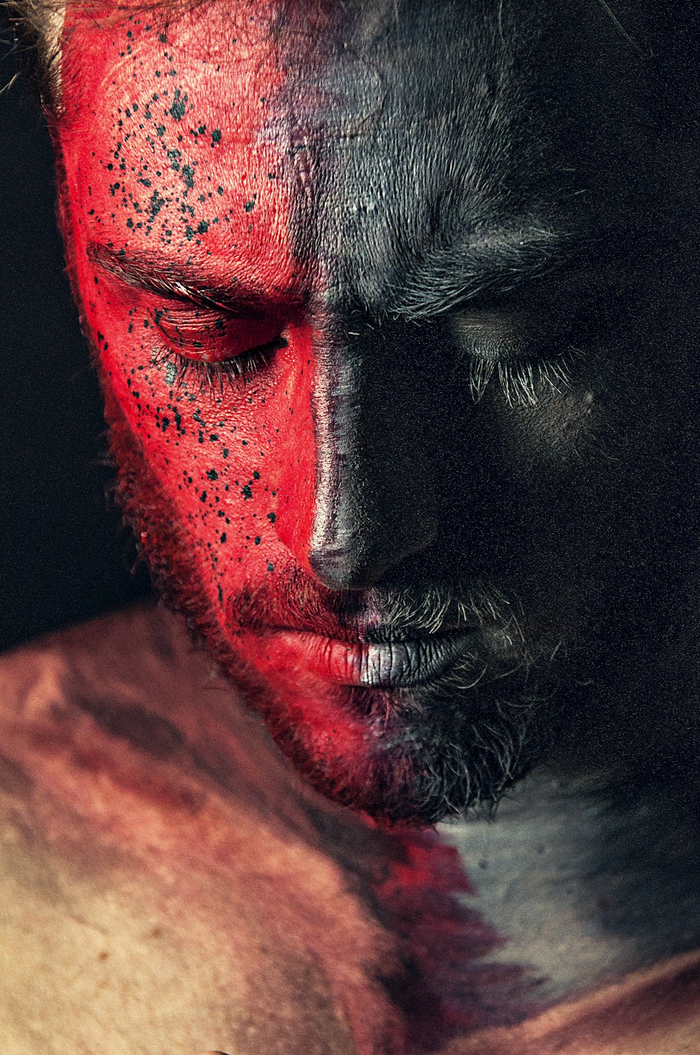 男の肖像画の赤と黒のペイント