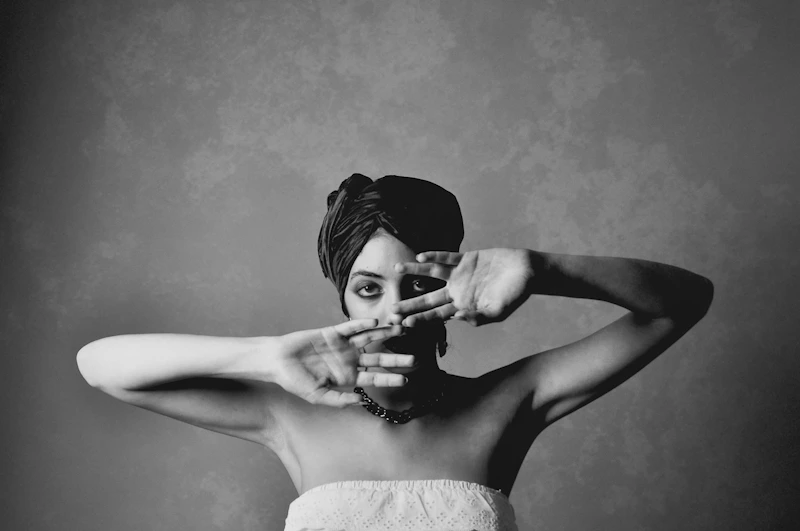 foto in bianco e nero di donna elegante
