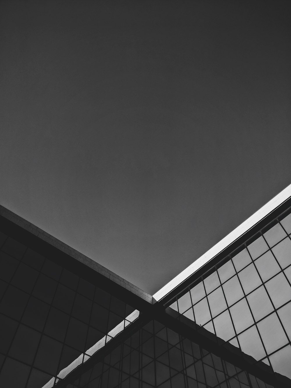 Ein Schwarz-Weiß-Foto des Daches eines Gebäudes