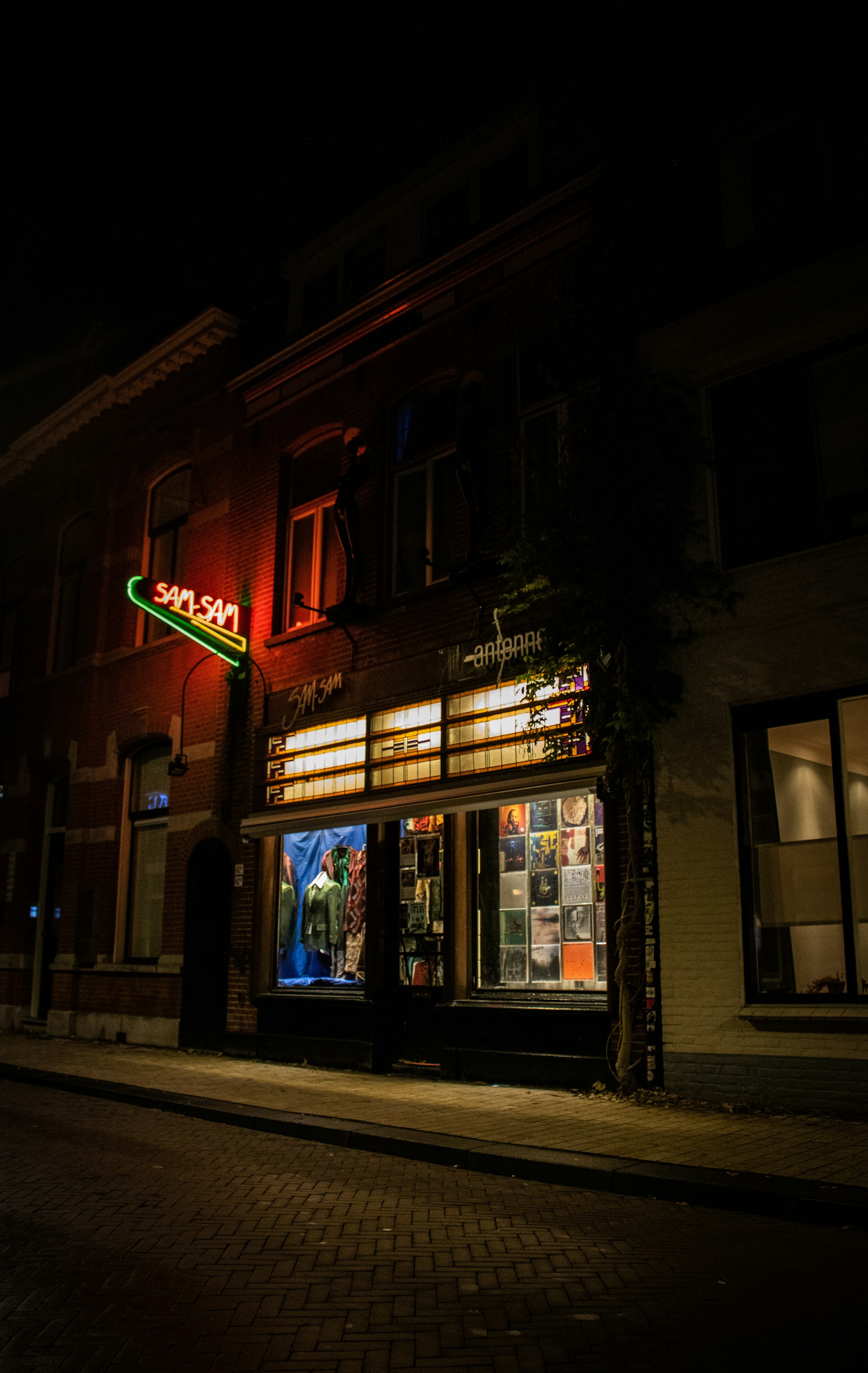 black and white bed linen