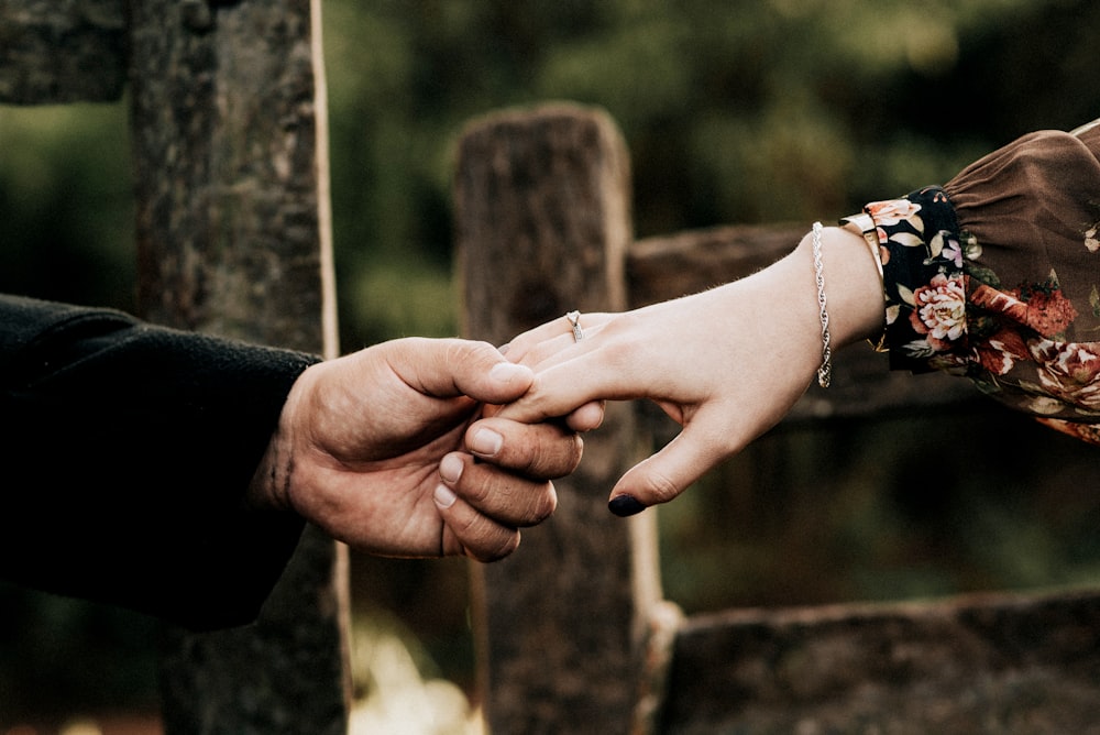 L'uomo teneva la mano della donna