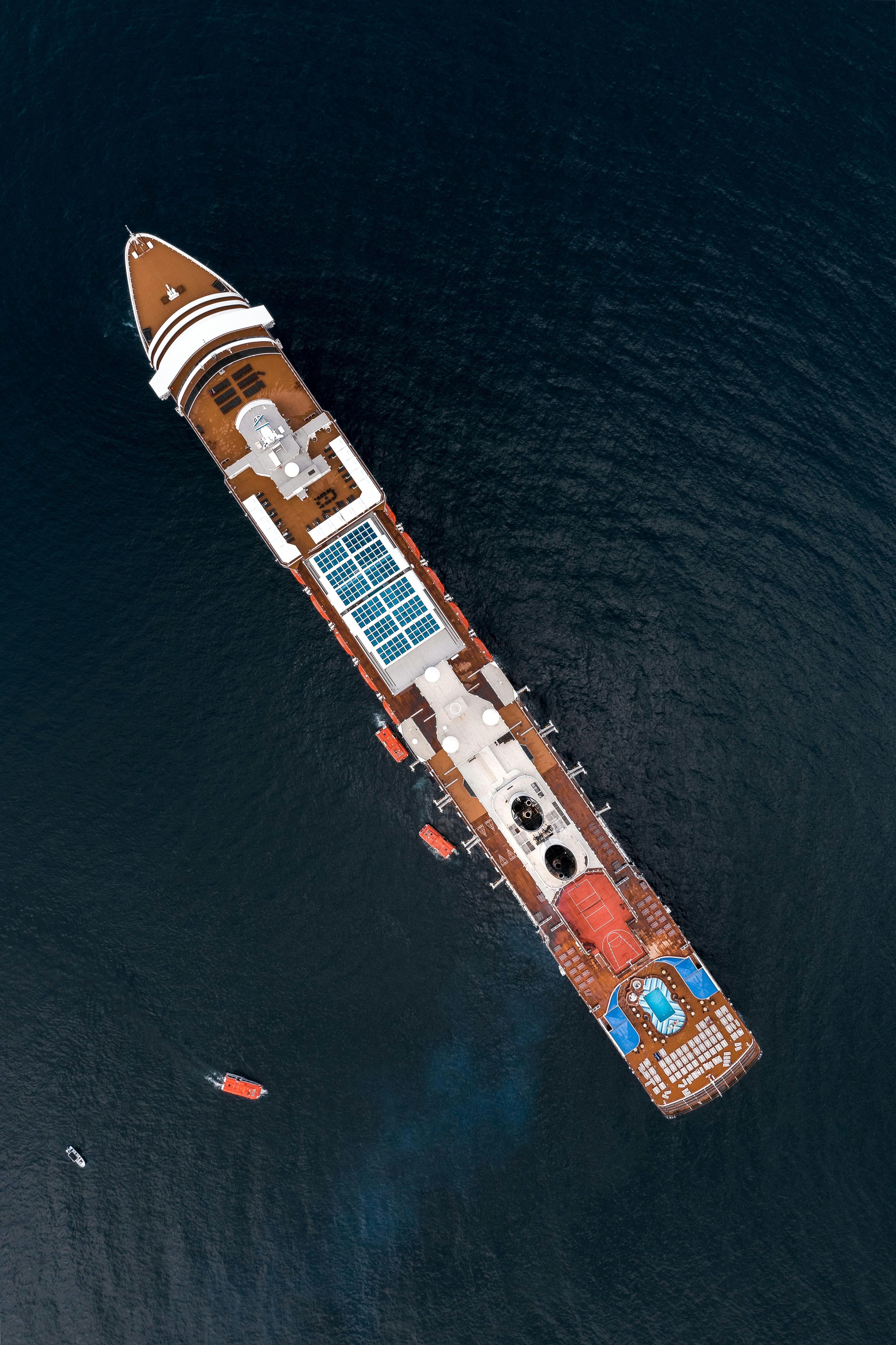 Impresionante crucero navegando en mar abierto al atardecer