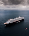 Kreuzfahrtschiff segelt auf dem Meer