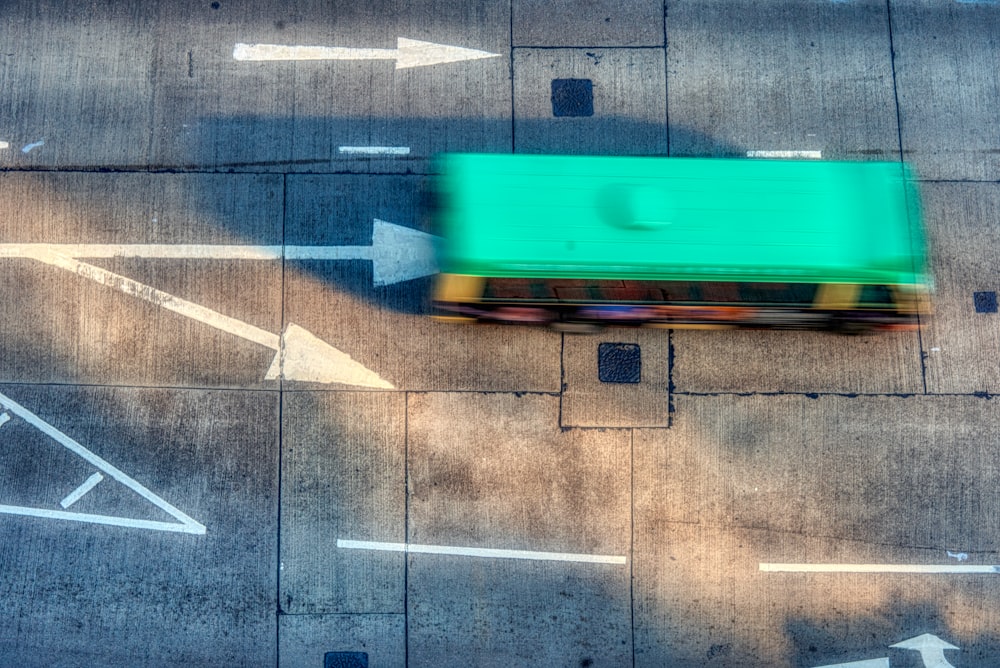 Photo aérienne d’un bus vert pendant la journée