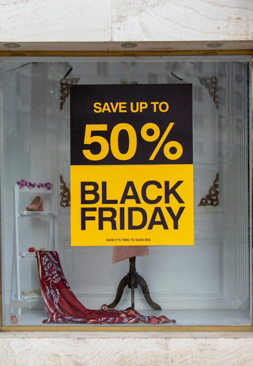 Texte du Black Friday sur fond de vêtement rouge