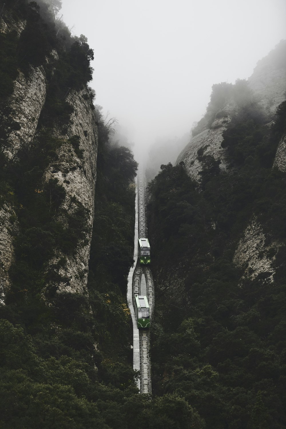 Zwei Fahrzeuge zwischen Klippen