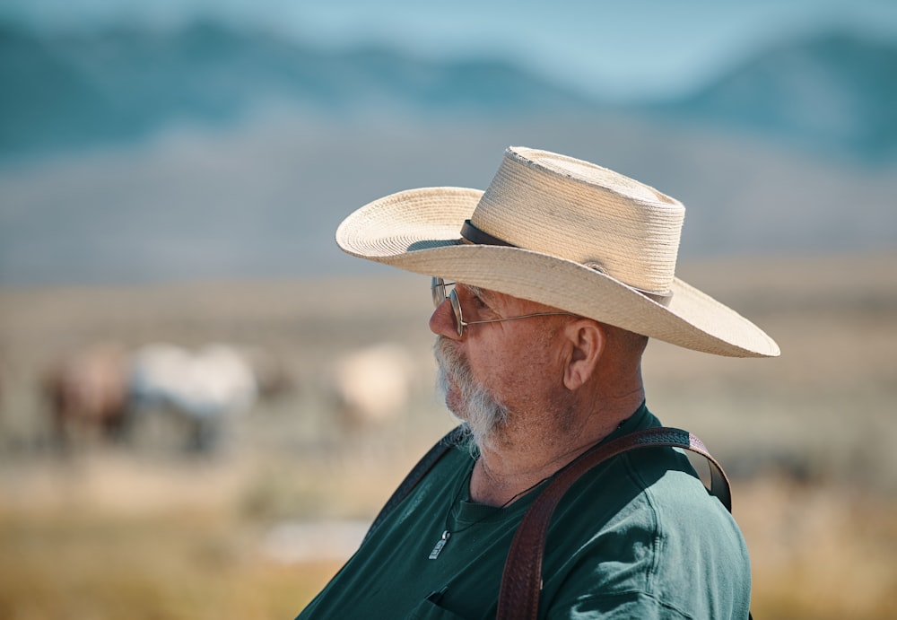 Fotografía de enfoque de hombre con sombrero beige