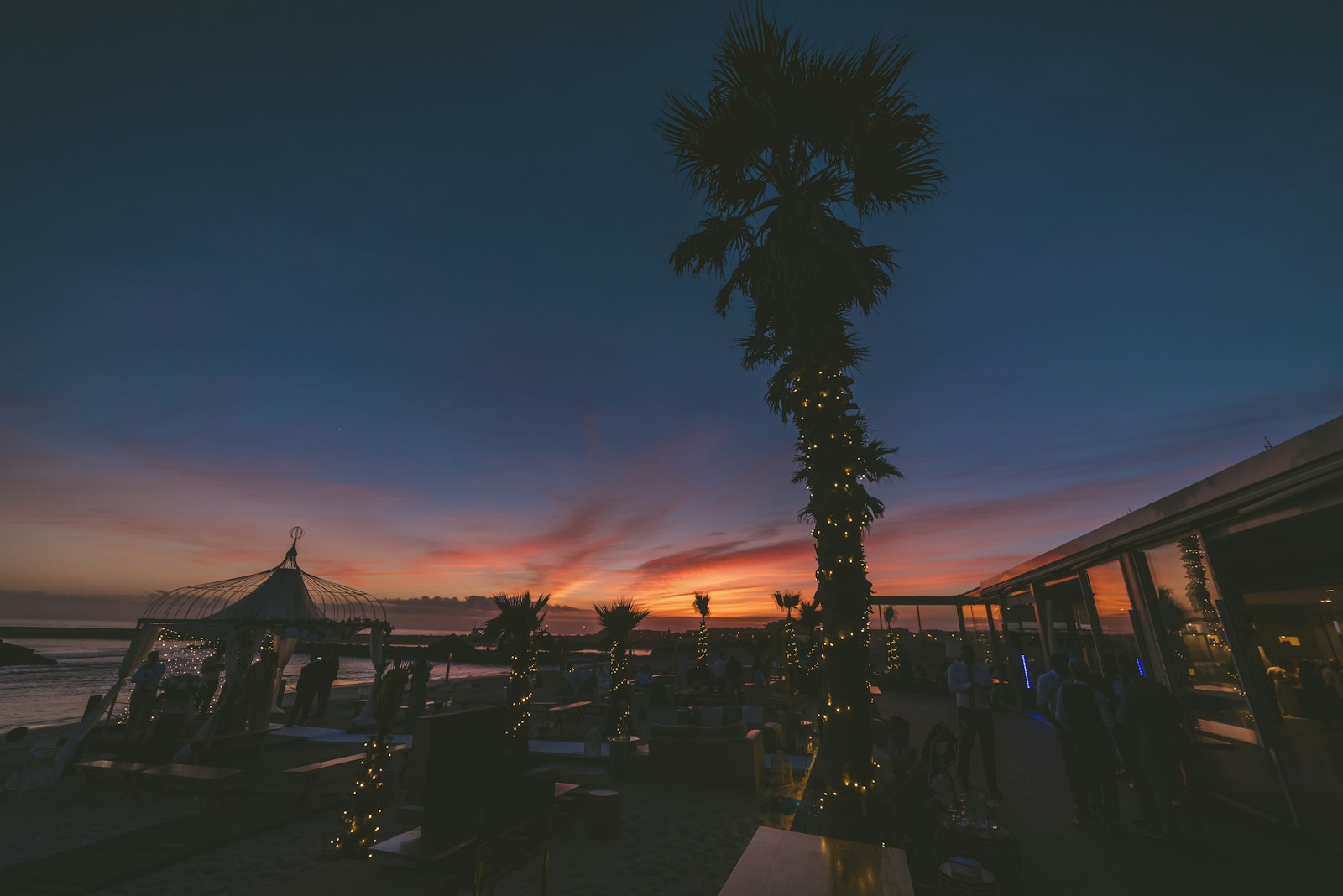 Samyang 14mm F2.8 ED AS IF UMC sample photo. People at the restaurant photography