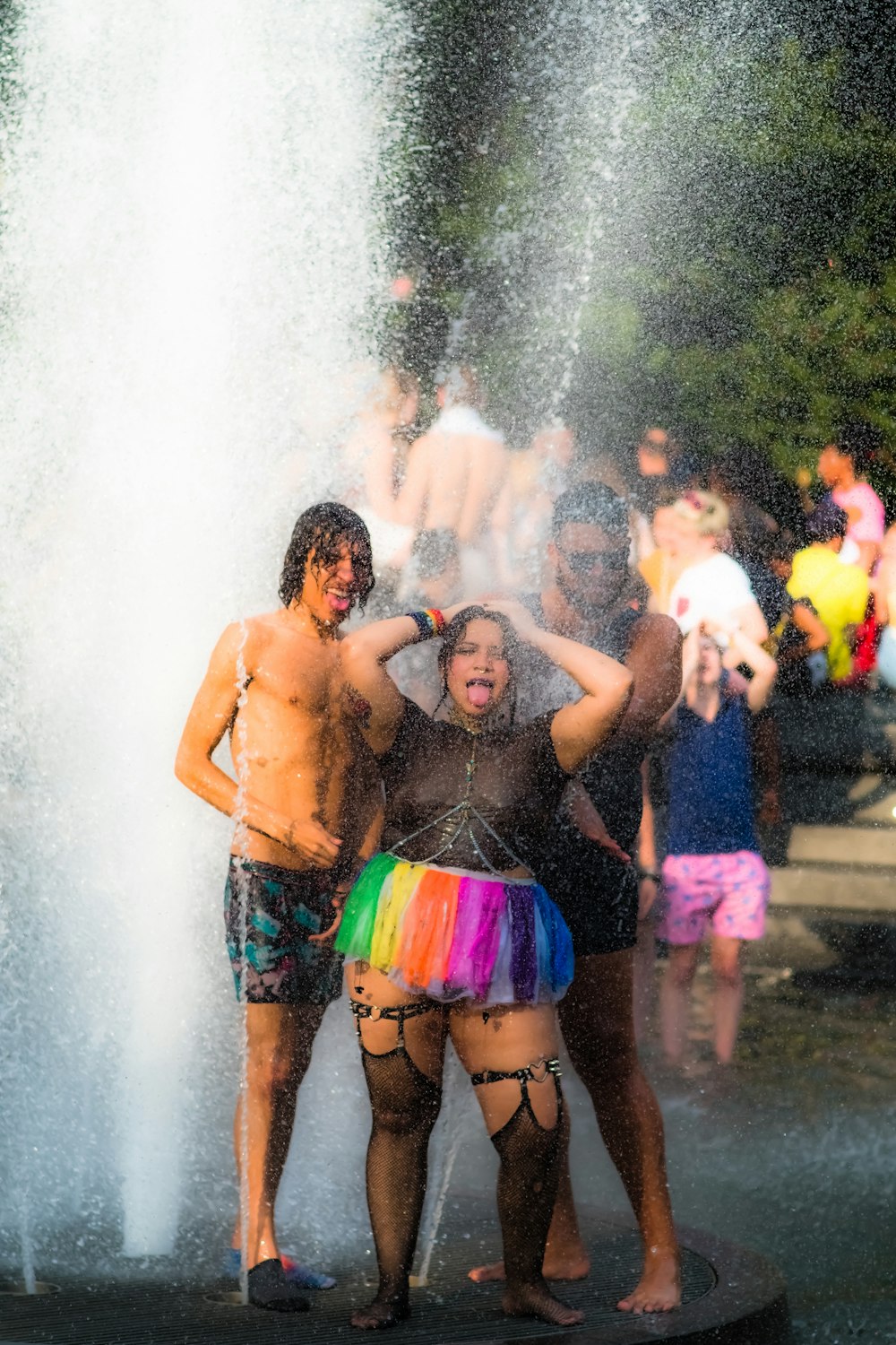 Frau und Mann stehen auf Wasserfontäne