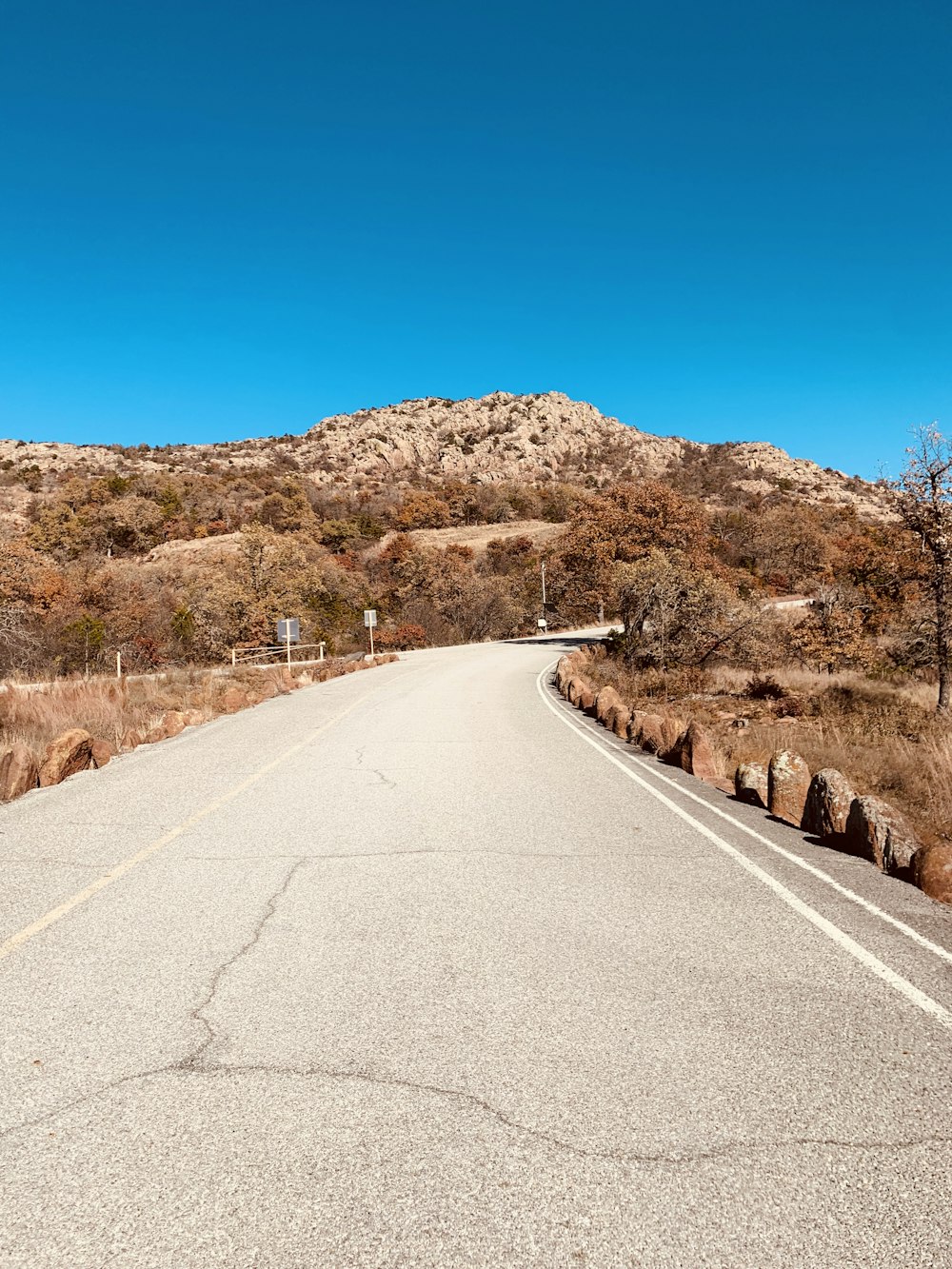 山の近くの灰色のコンクリート道路