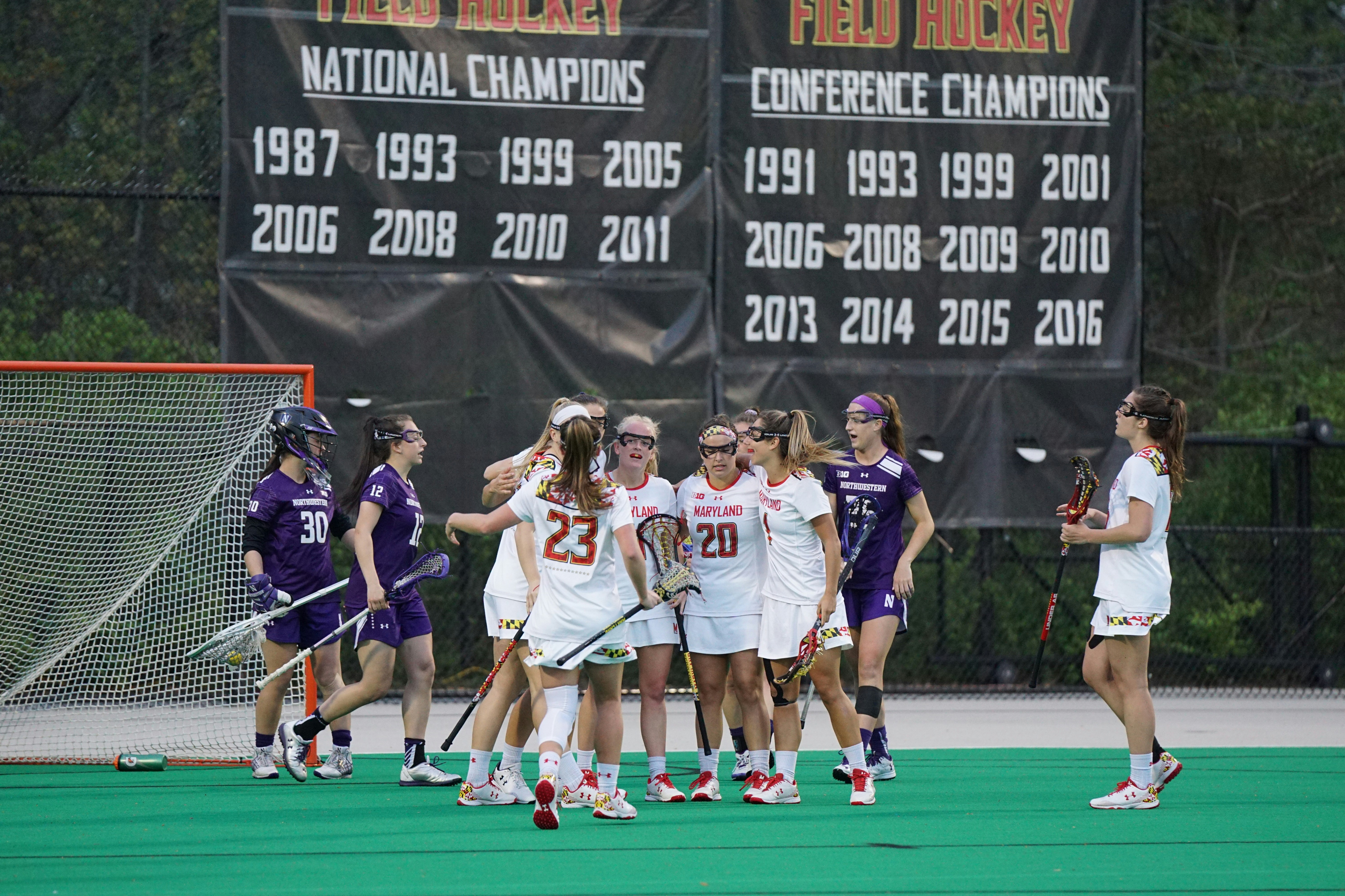 wanita bermain lacrosse di siang hari