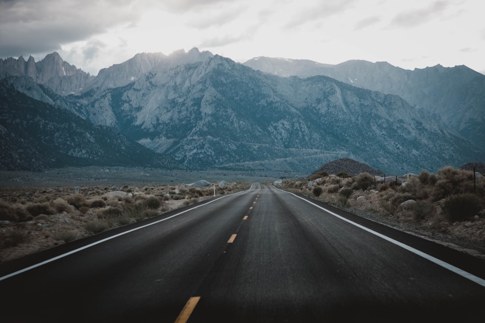 Carretera asfaltada con fondo de montaña