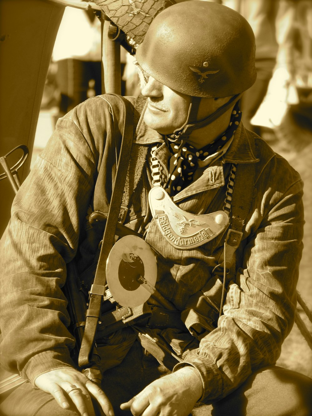 Fotografía en sepia de un ejército sentado