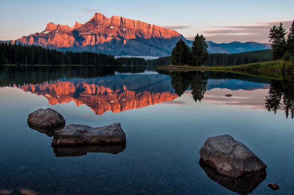 Riflessione della montagna sullo specchio d'acqua