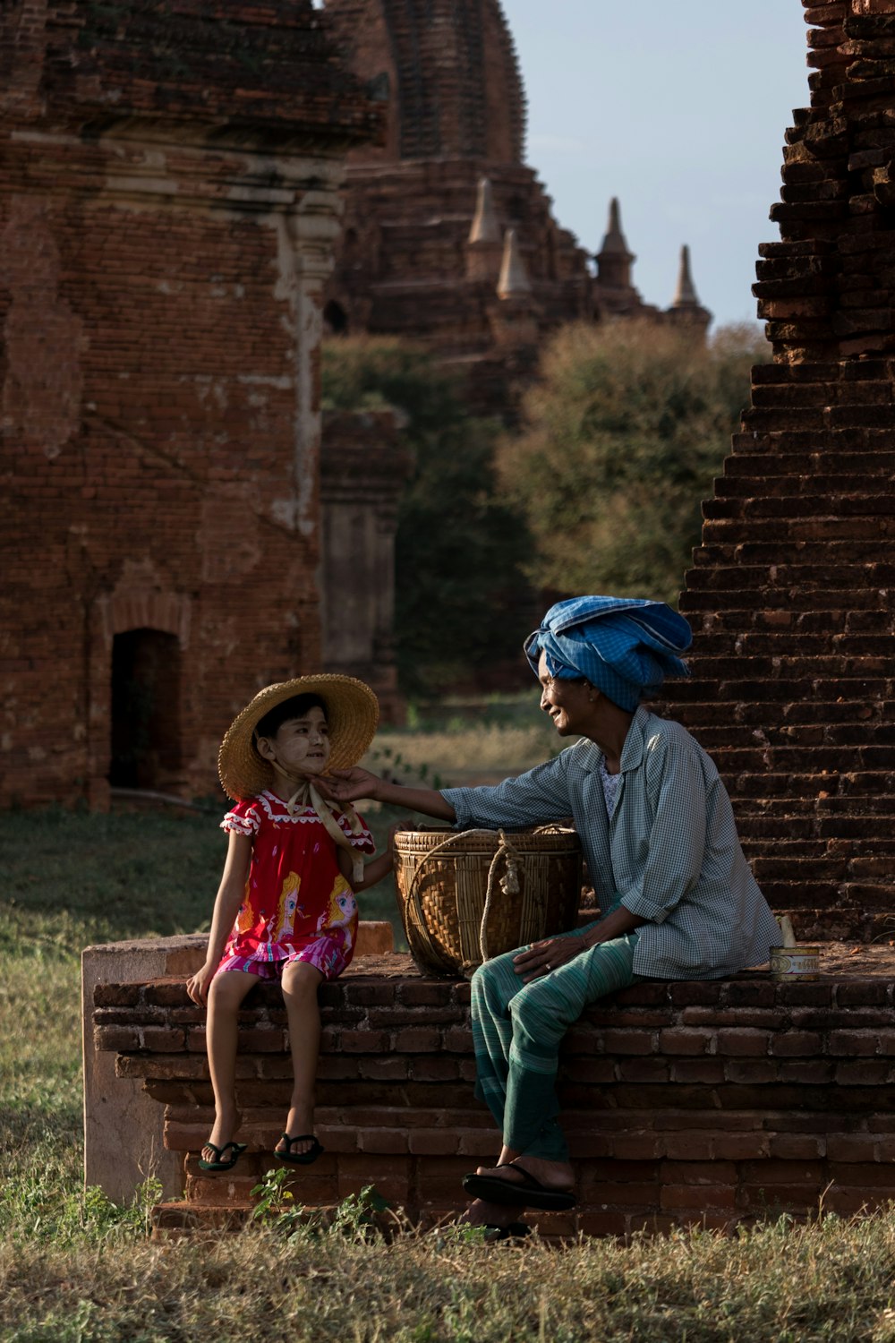 Mujer tocando la cara de la niña