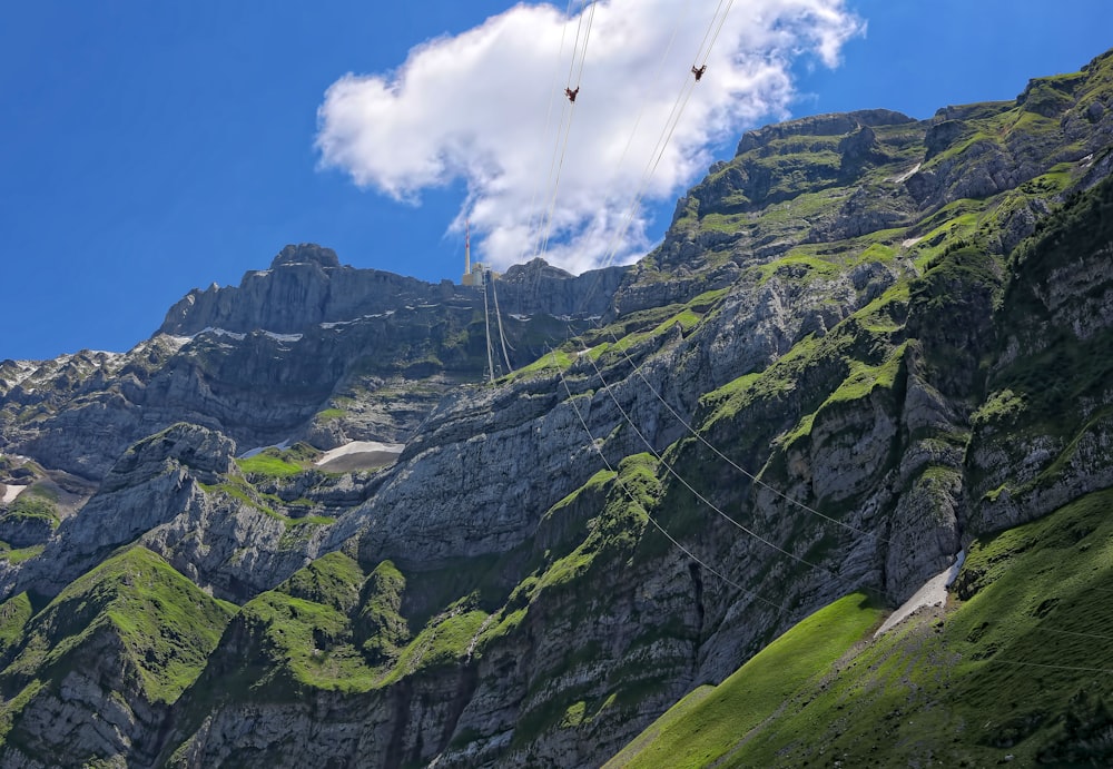 Nuages blancs au-dessus des montagnes vertes