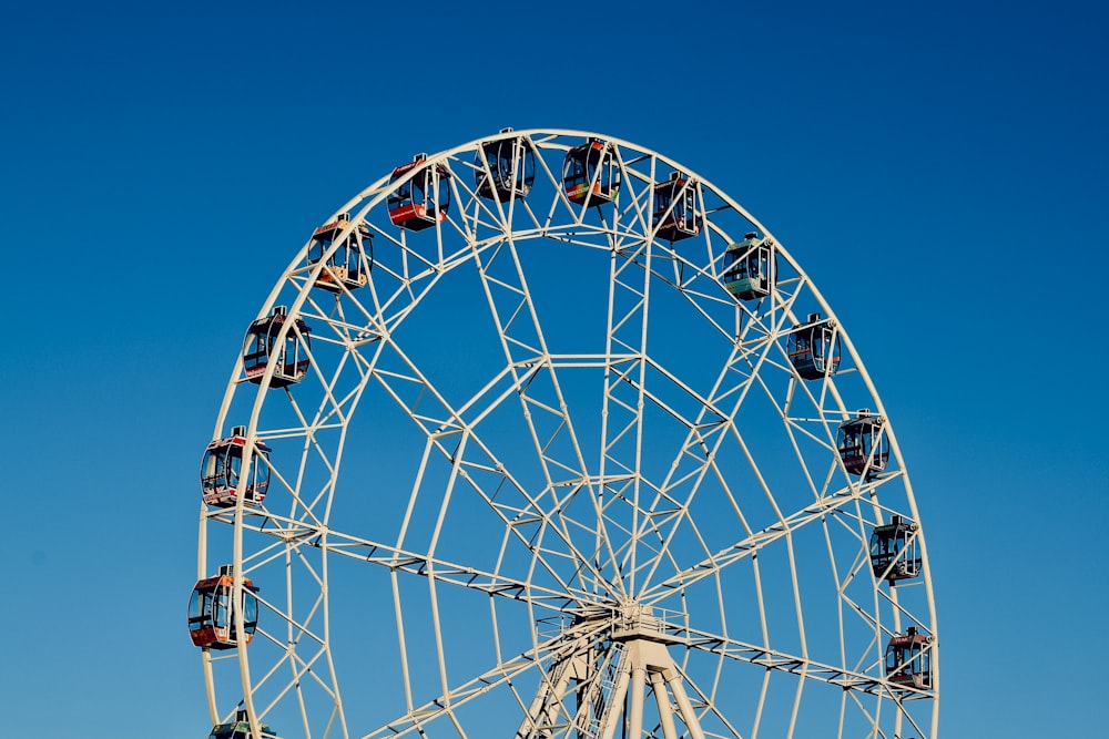 white and maroon Ferris wheel