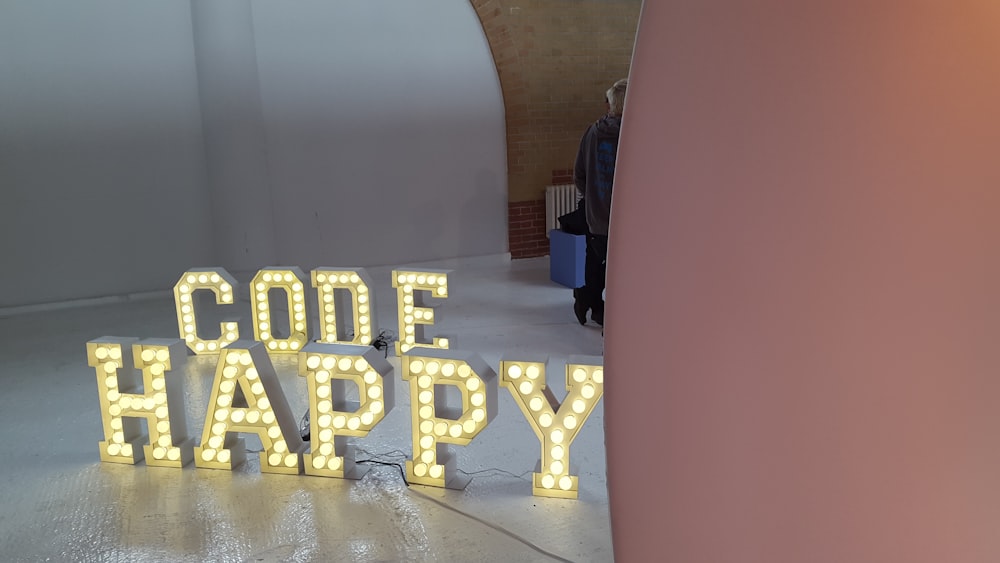 deux ensembles de lumières de chapiteau Code Happy brunes