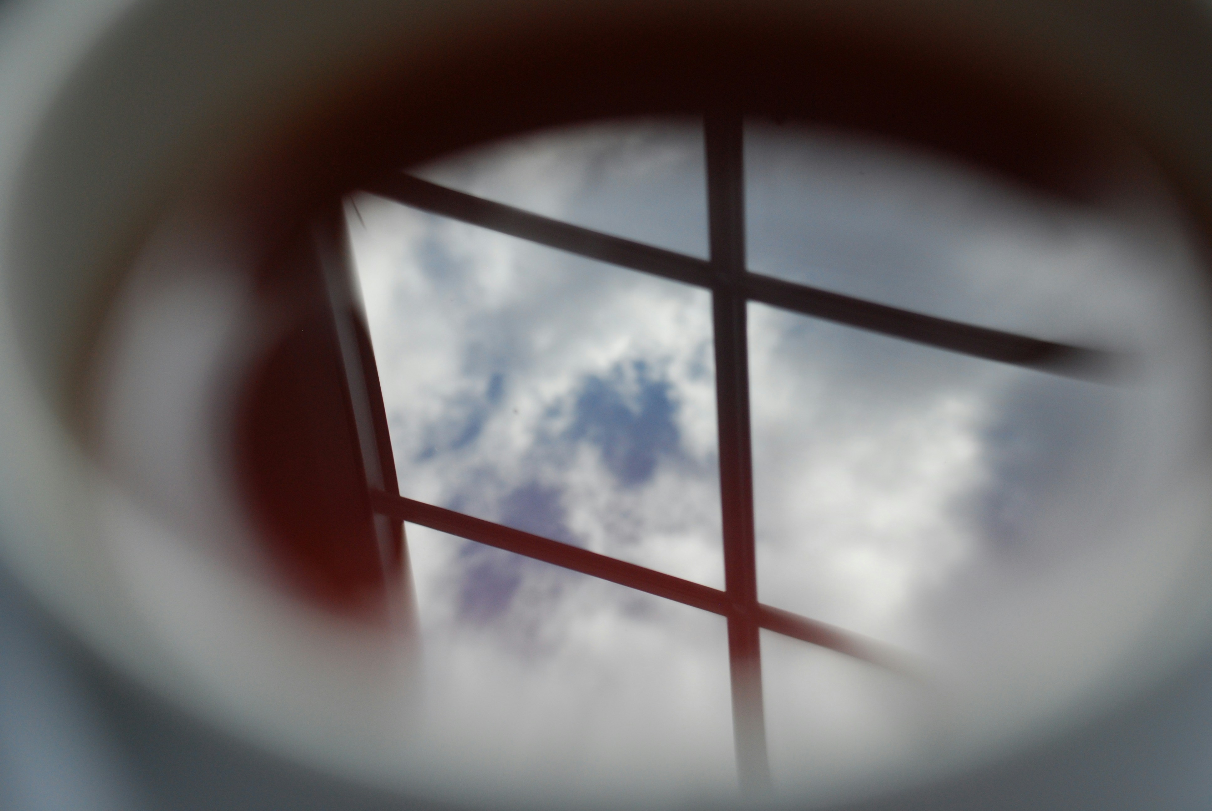 brauner Wandspiegel mit Holzrahmen