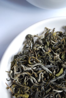 brown and black tea leaves