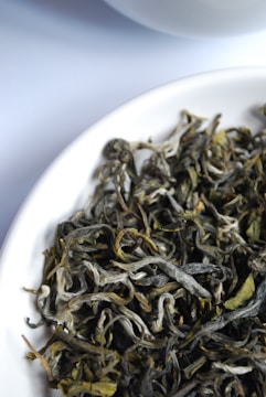 brown and black tea leaves