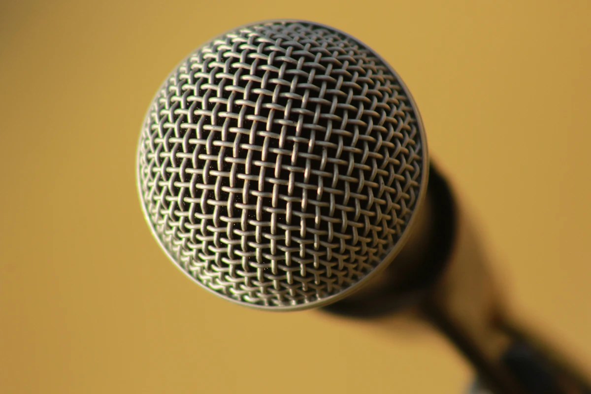 Selective focus photography of dynamic microphone