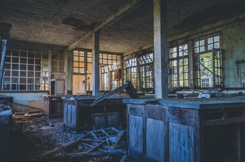 Área de cocina abandonada durante el día