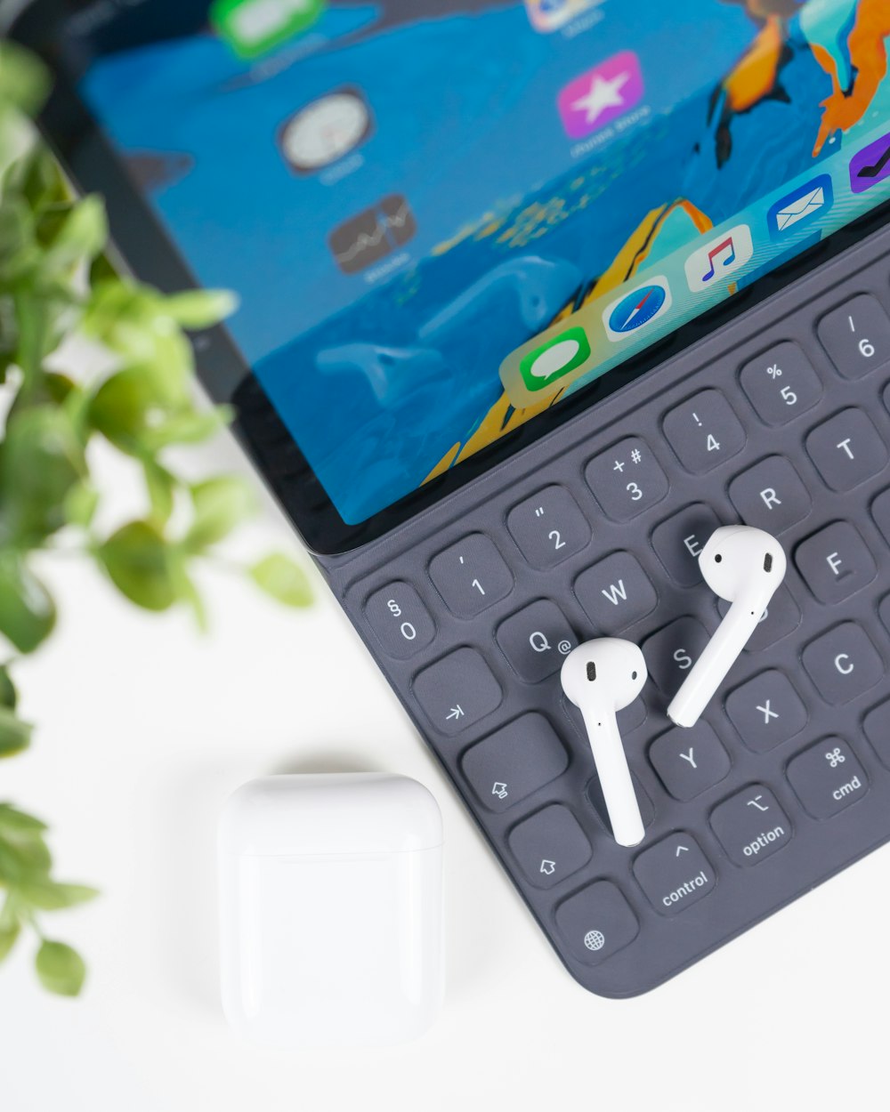 iPad Pro gris sidéral avec AirPods d’Apple