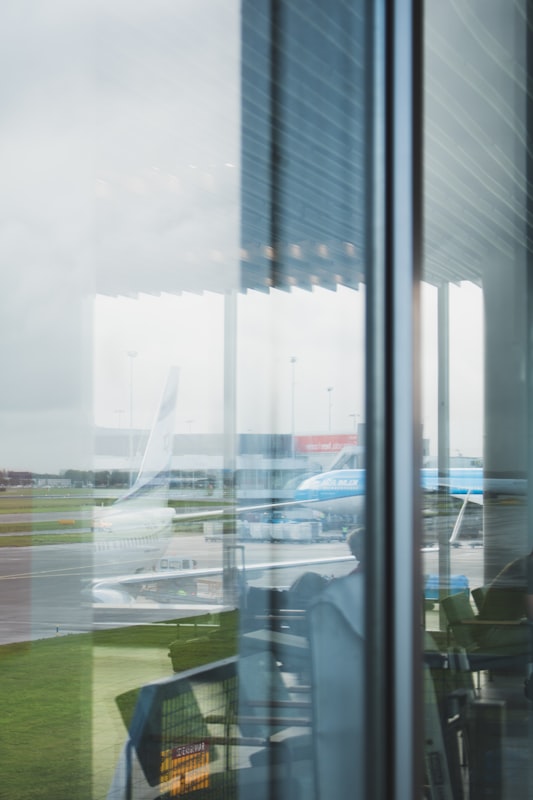 Avion sur le tarmac et ambiance aéroport premium (8)