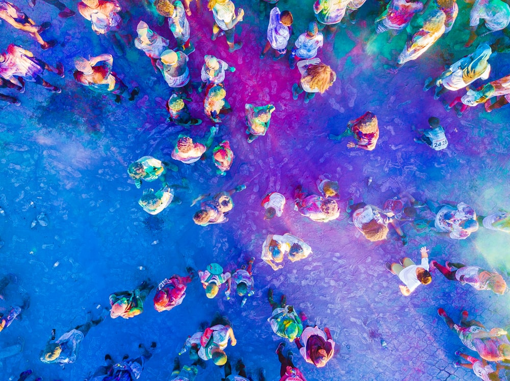 Luftaufnahmen von mit Farbe bedeckten Menschen