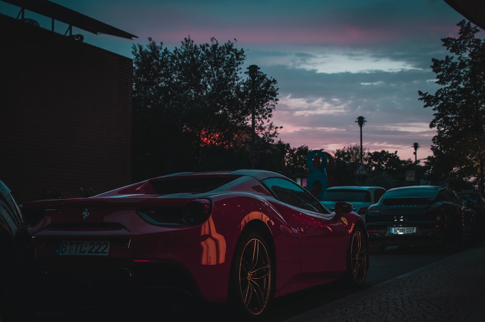 fotografia ravvicinata di un'auto sportiva Ferrari